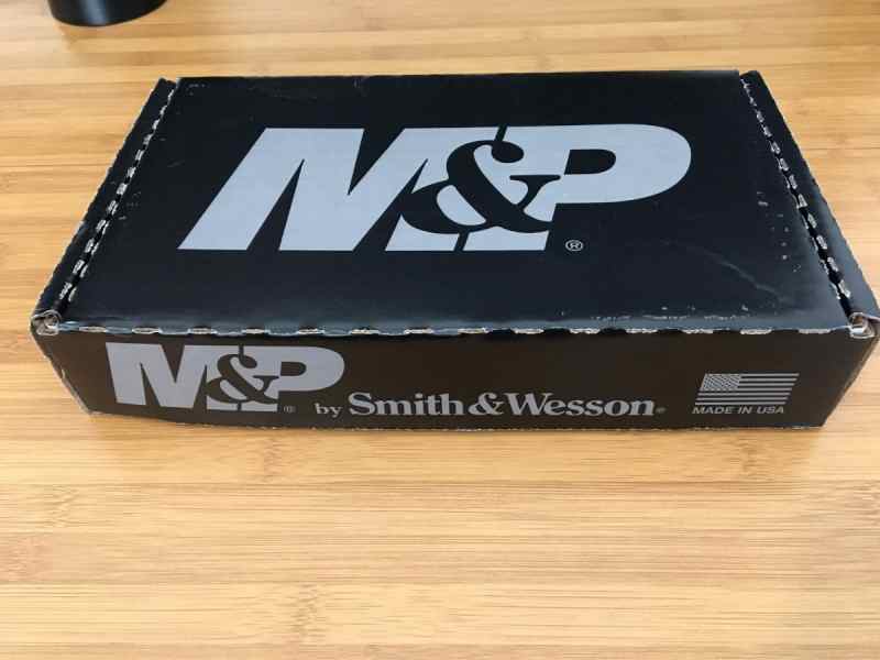 Smith &amp; Wesson M&amp;P Shield M2.0 9mm - Mint.