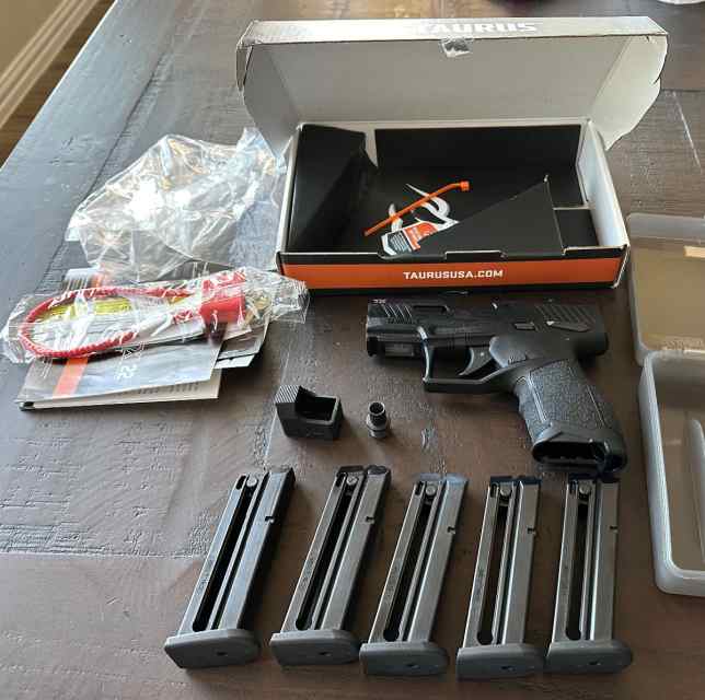 Taurus TX22 Compact with extras 