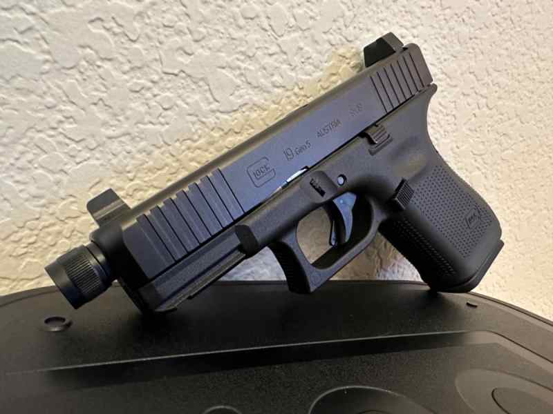 Glock 19, Threaded Barrel, Suppressor Sights - NIB