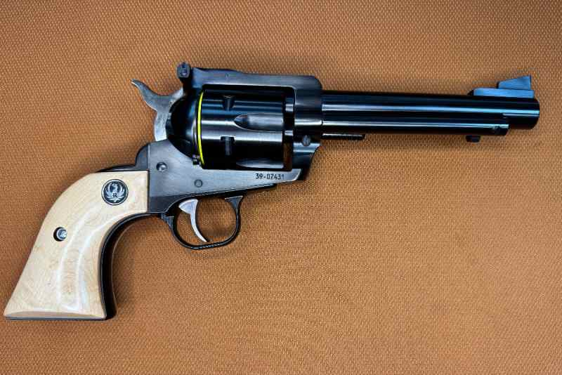 NEW IN BOX-Ruger Blackhawk Conv. - 357Mag - Maple 