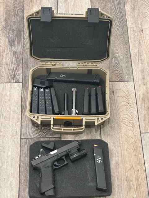 Glock 22 Gen 3 w/ extras