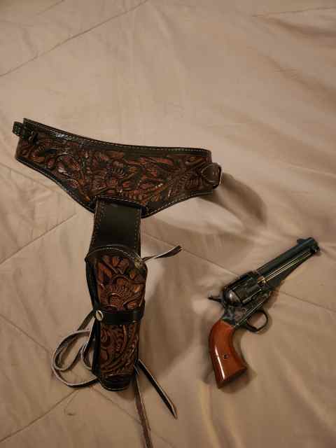 Taylor, 1875, Outlaw 45lc  with holster belt 